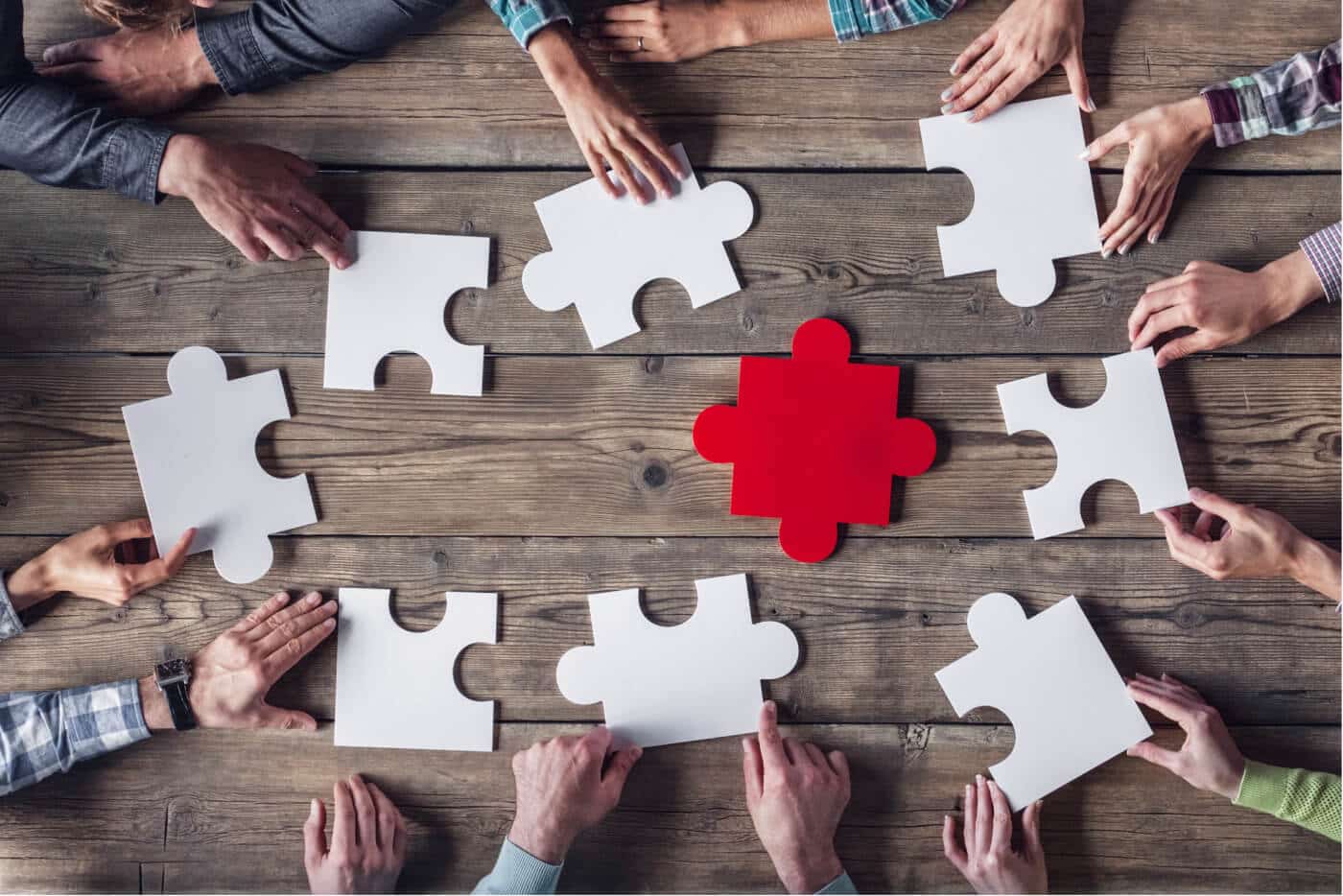 CAM4SOLID - Service Mehrere Personen fügen ein Puzzle zu einem Gesamtbild zusammen
