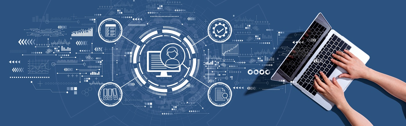 Hände bedienen einen Laptop neben einer digitalen Grafik mit Symbolen für die Schulung TechDB Fräsen und Drehen für CAMWorks und SOLIDWORKS CAM